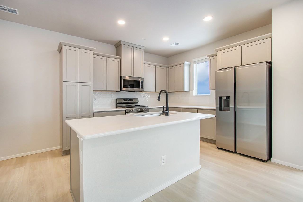 4860 Denys Dr - Photo 6 of 23