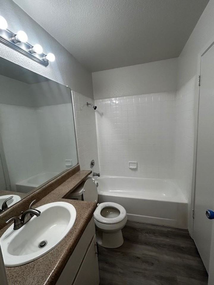 Country Hollow Apartments - Photo 2 of 9