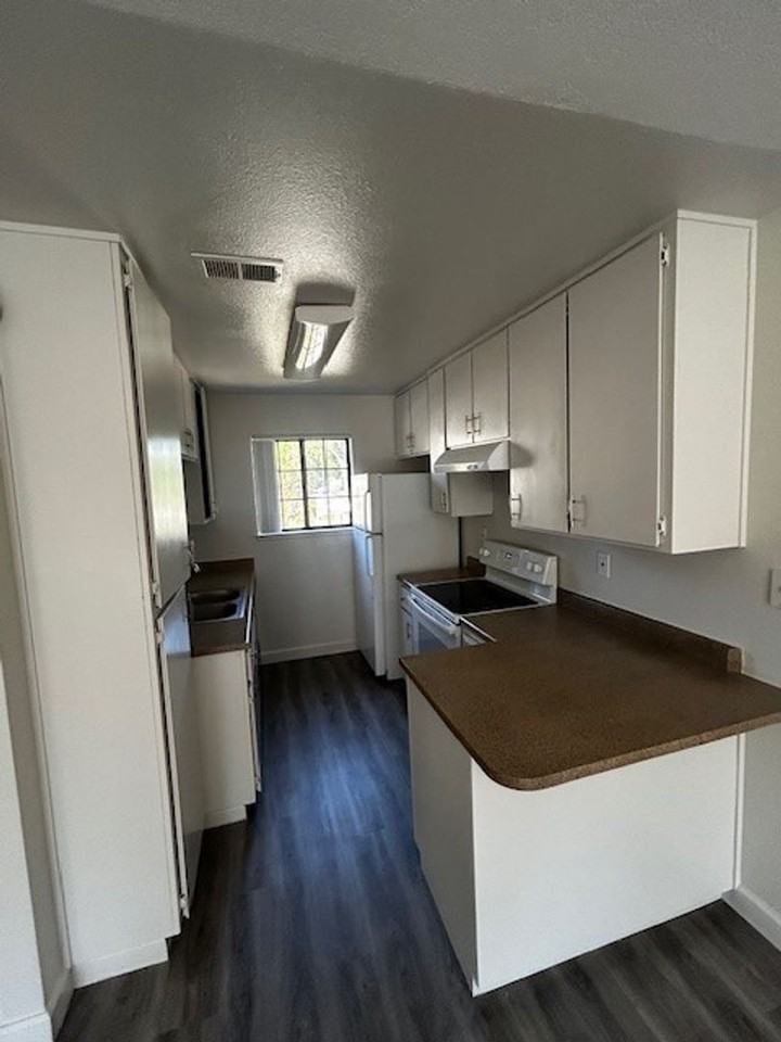 Country Hollow Apartments - Photo 3 of 9