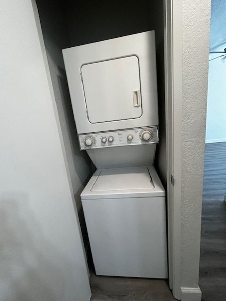 Country Hollow Apartments - Photo 6 of 9