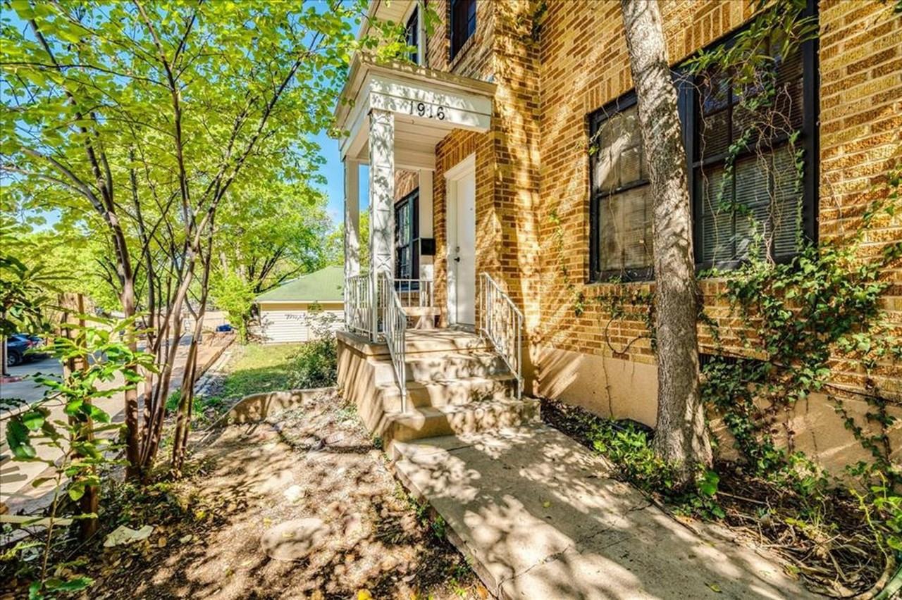 1916 Robbins Pl - Photo 2 of 21