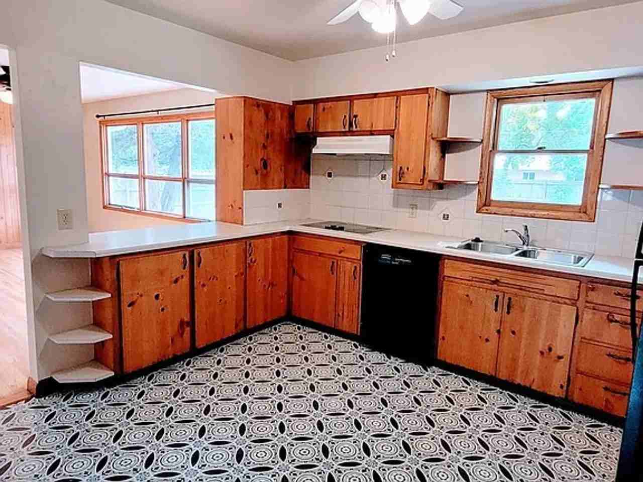 1321 Lakewood Dr - Photo 4 of 12