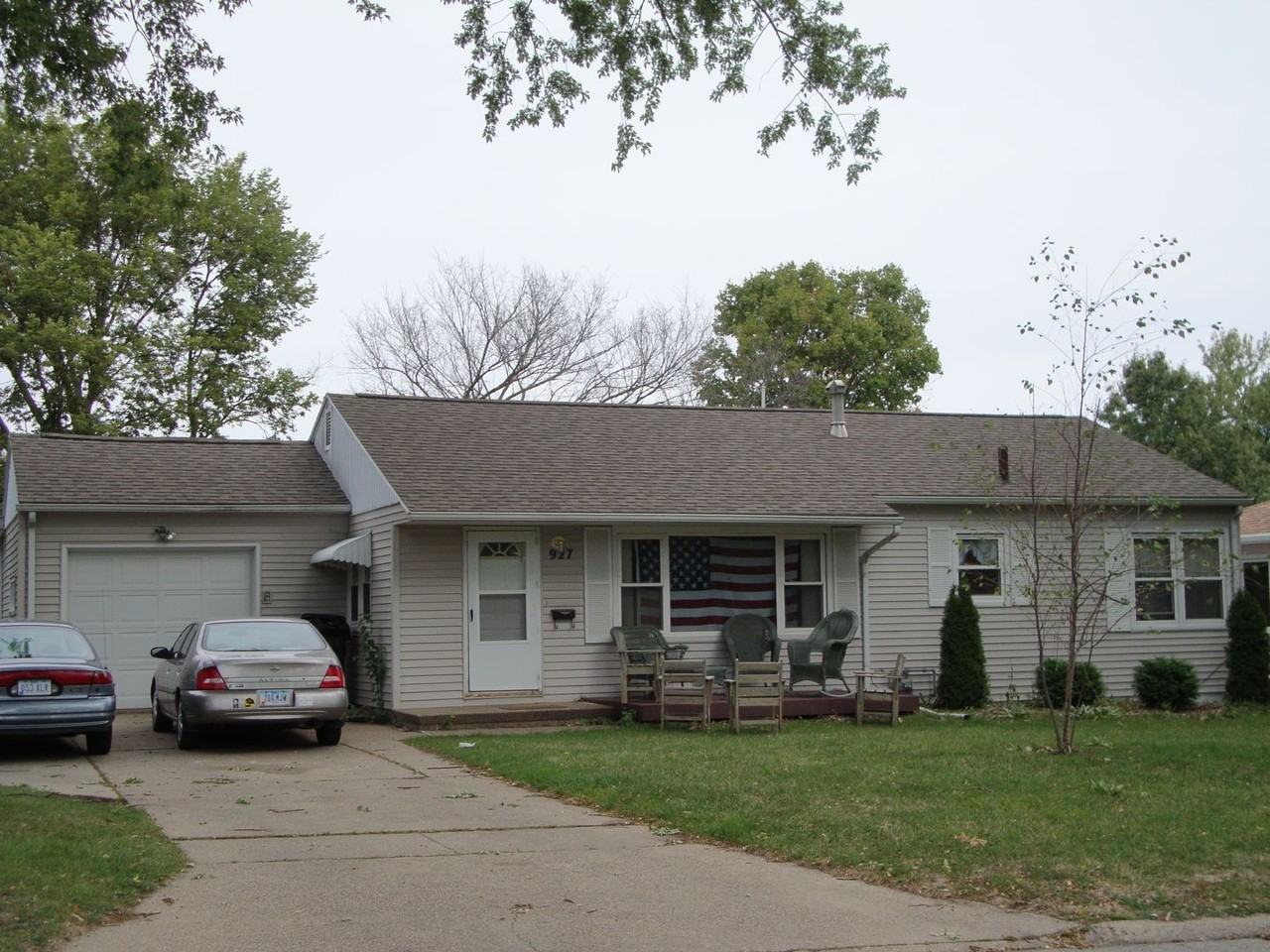 927 W 16th St - Photo 2 of 14