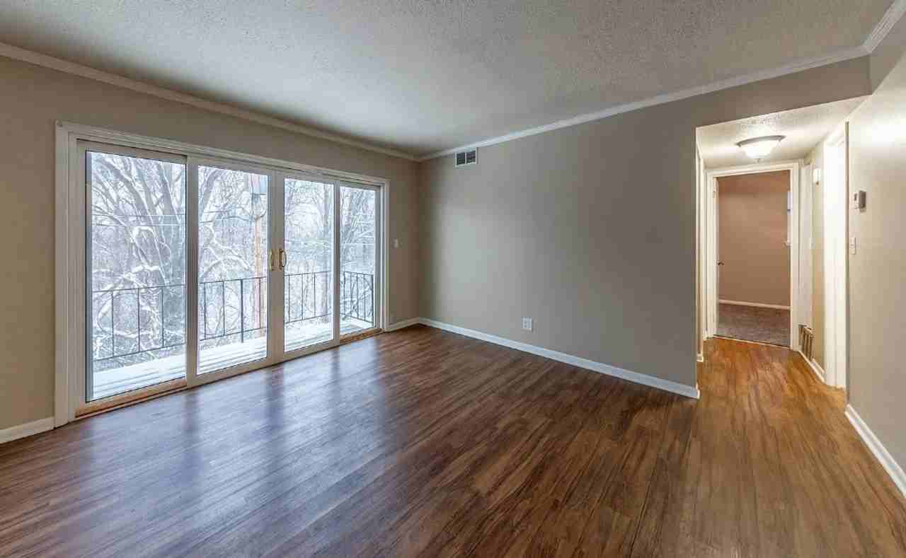 2811 Pembroke Ln - Photo 3 of 20