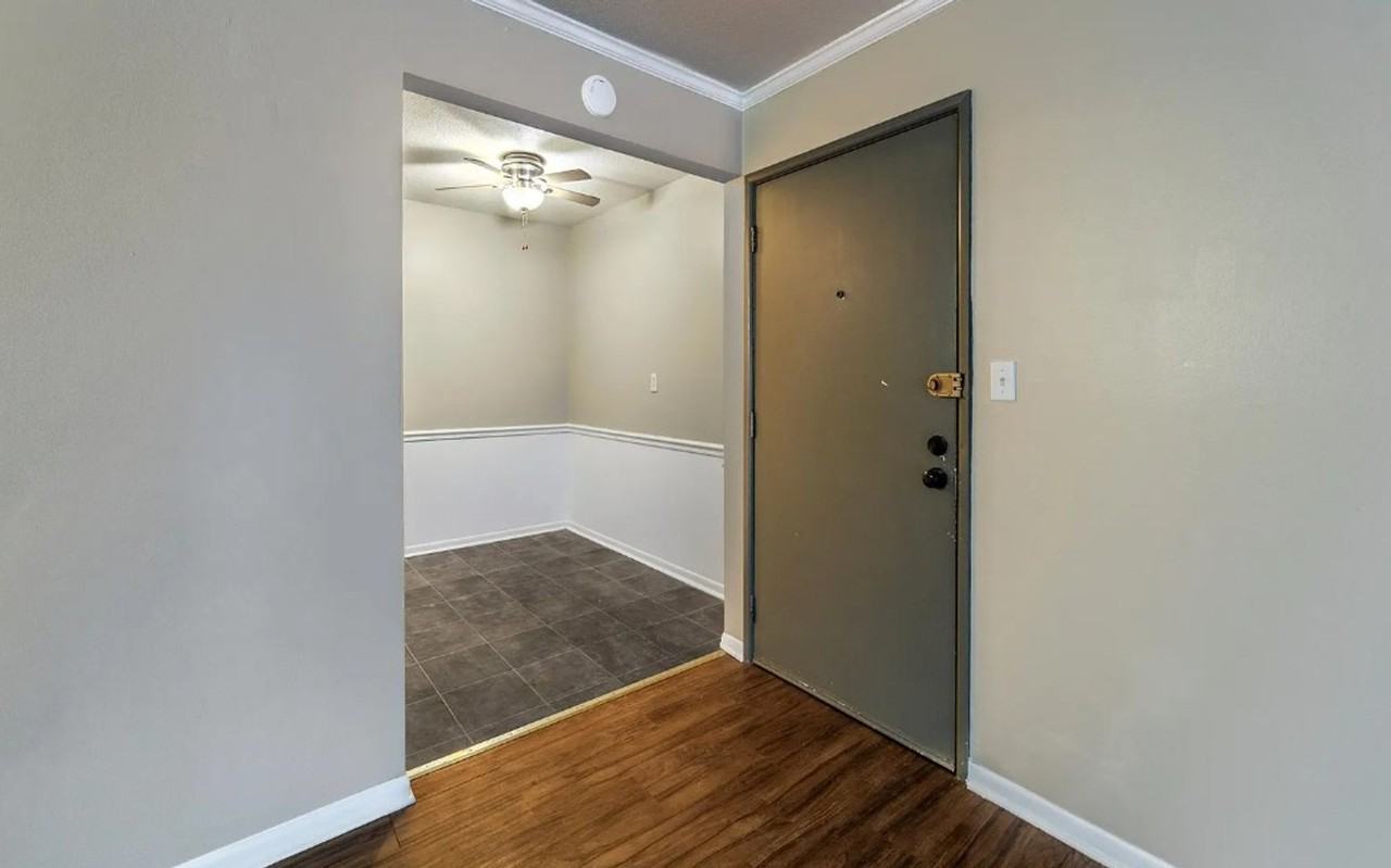 2811 Pembroke Ln - Photo 4 of 20