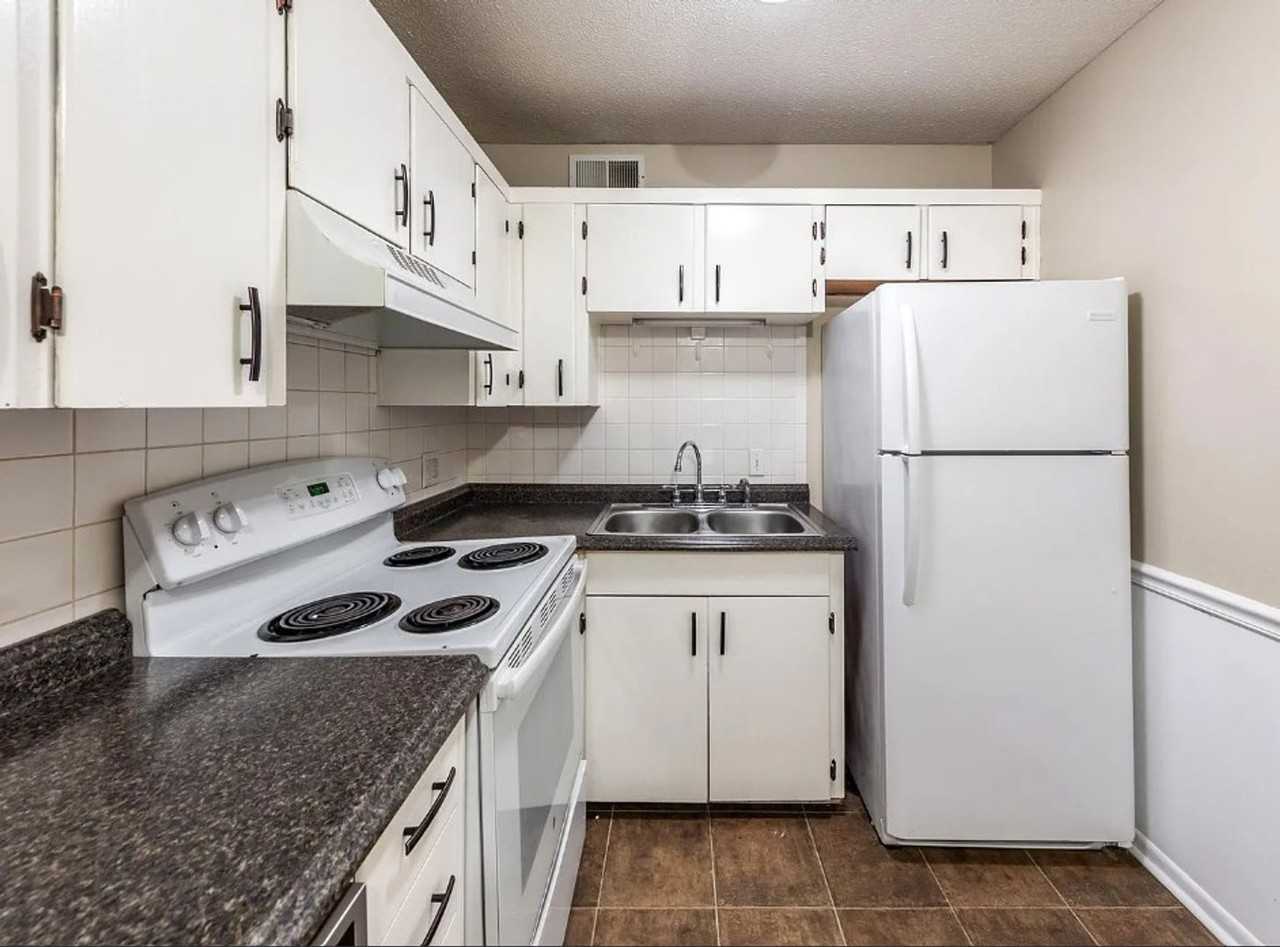 2811 Pembroke Ln - Photo 7 of 20