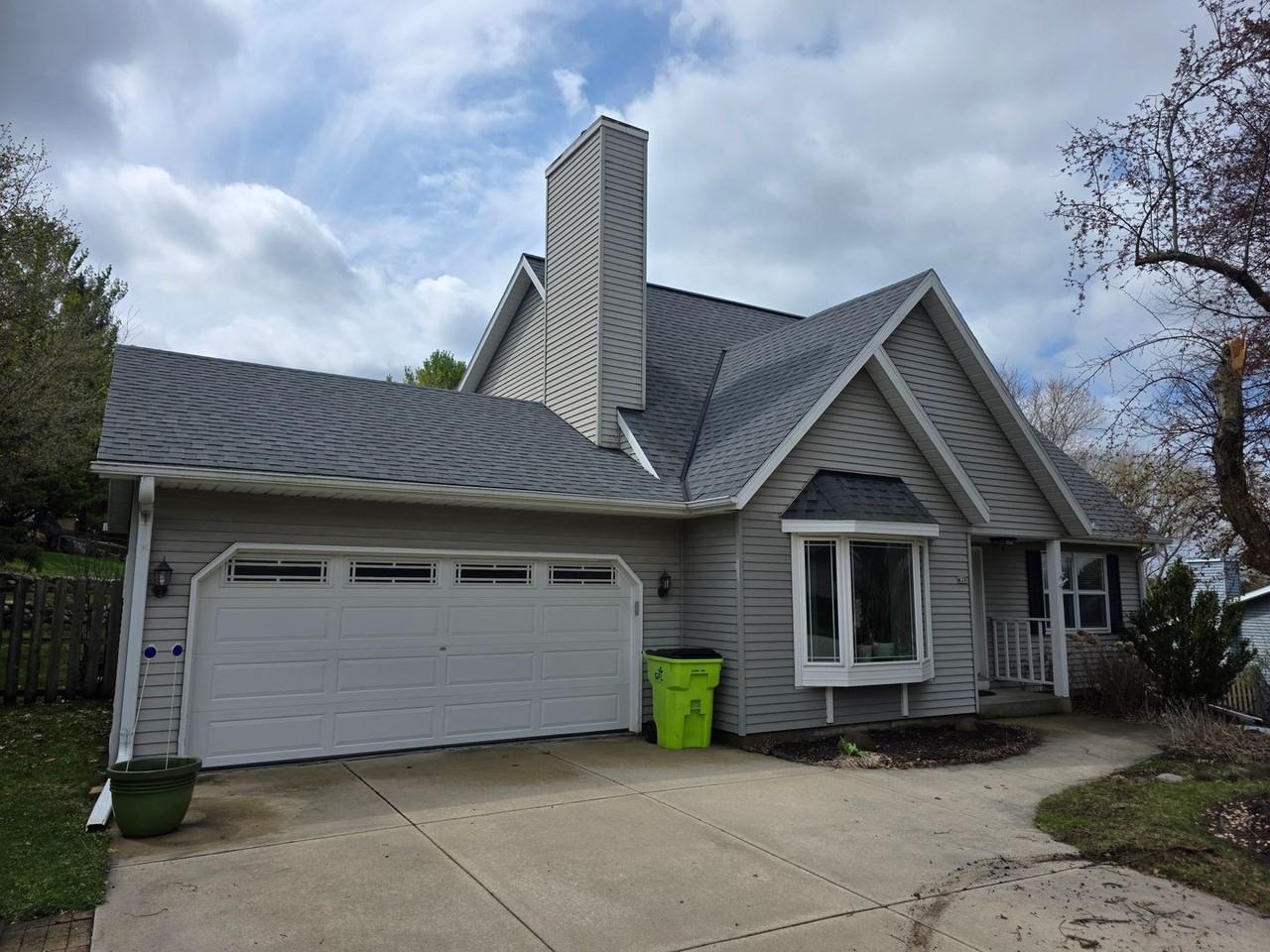 421 Lindenwood Dr - Photo 2 of 26