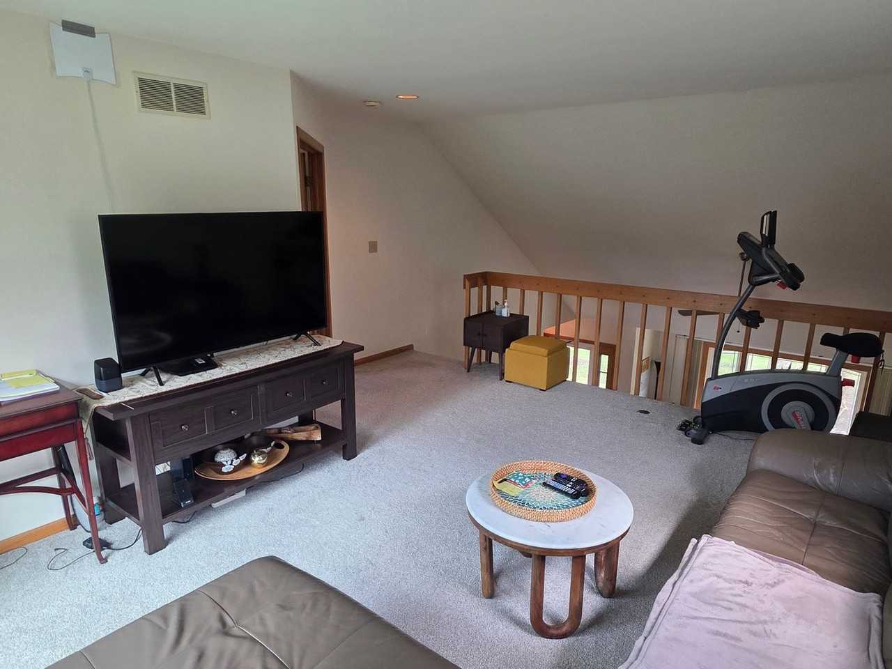 421 Lindenwood Dr - Photo 5 of 26