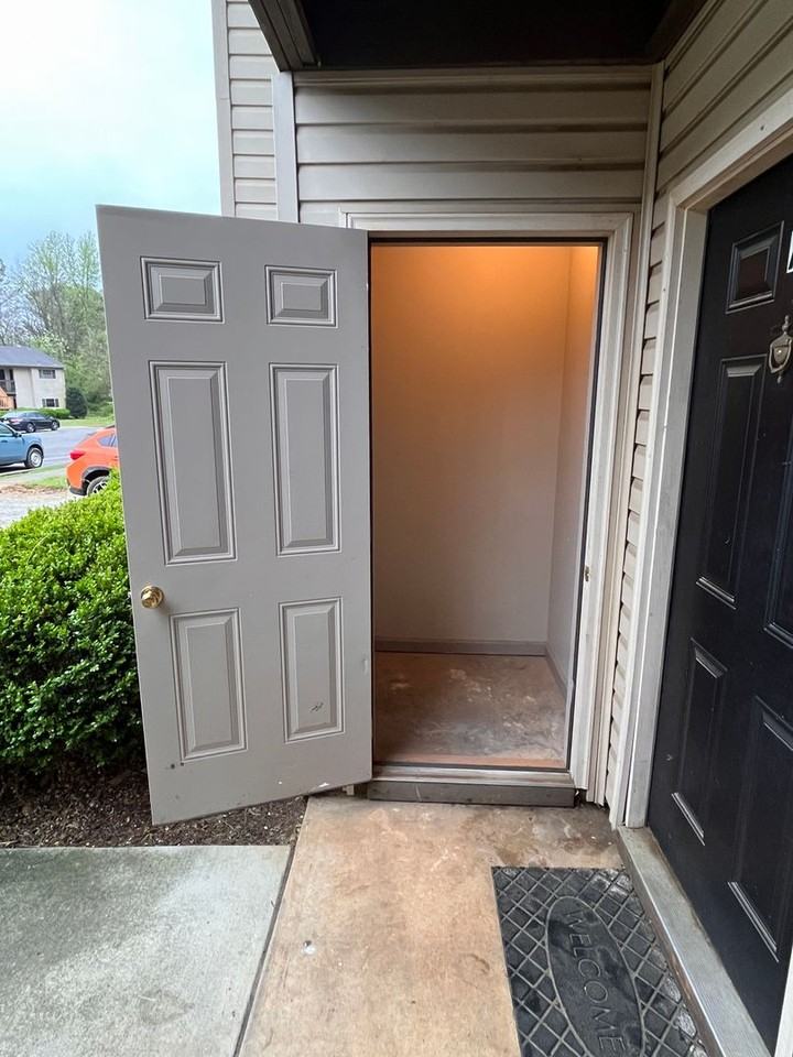 5005 Chancellor Sq Nw - Photo 3 of 19