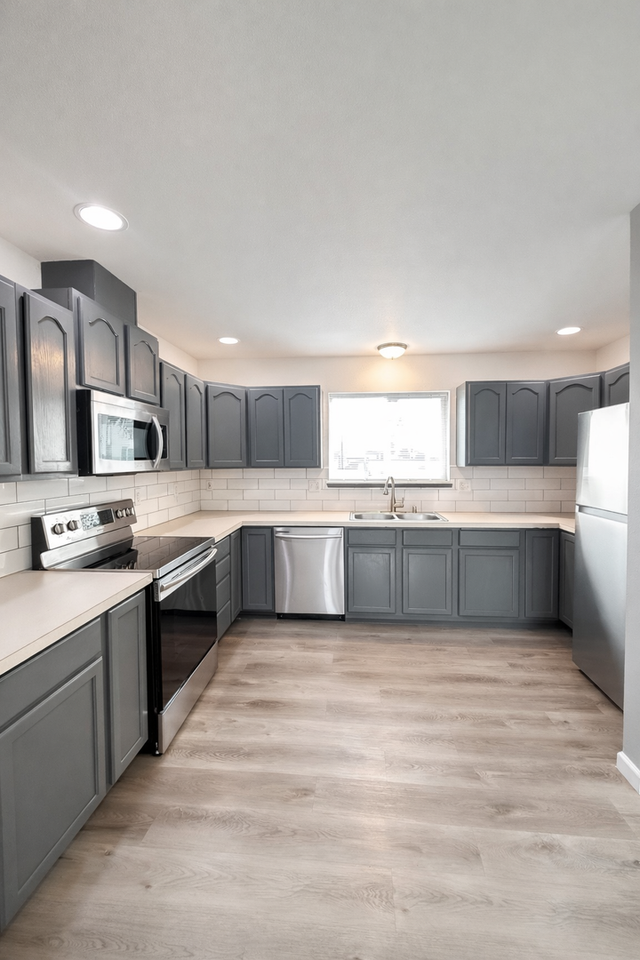 1015 Lincoln St - Photo 3 of 10