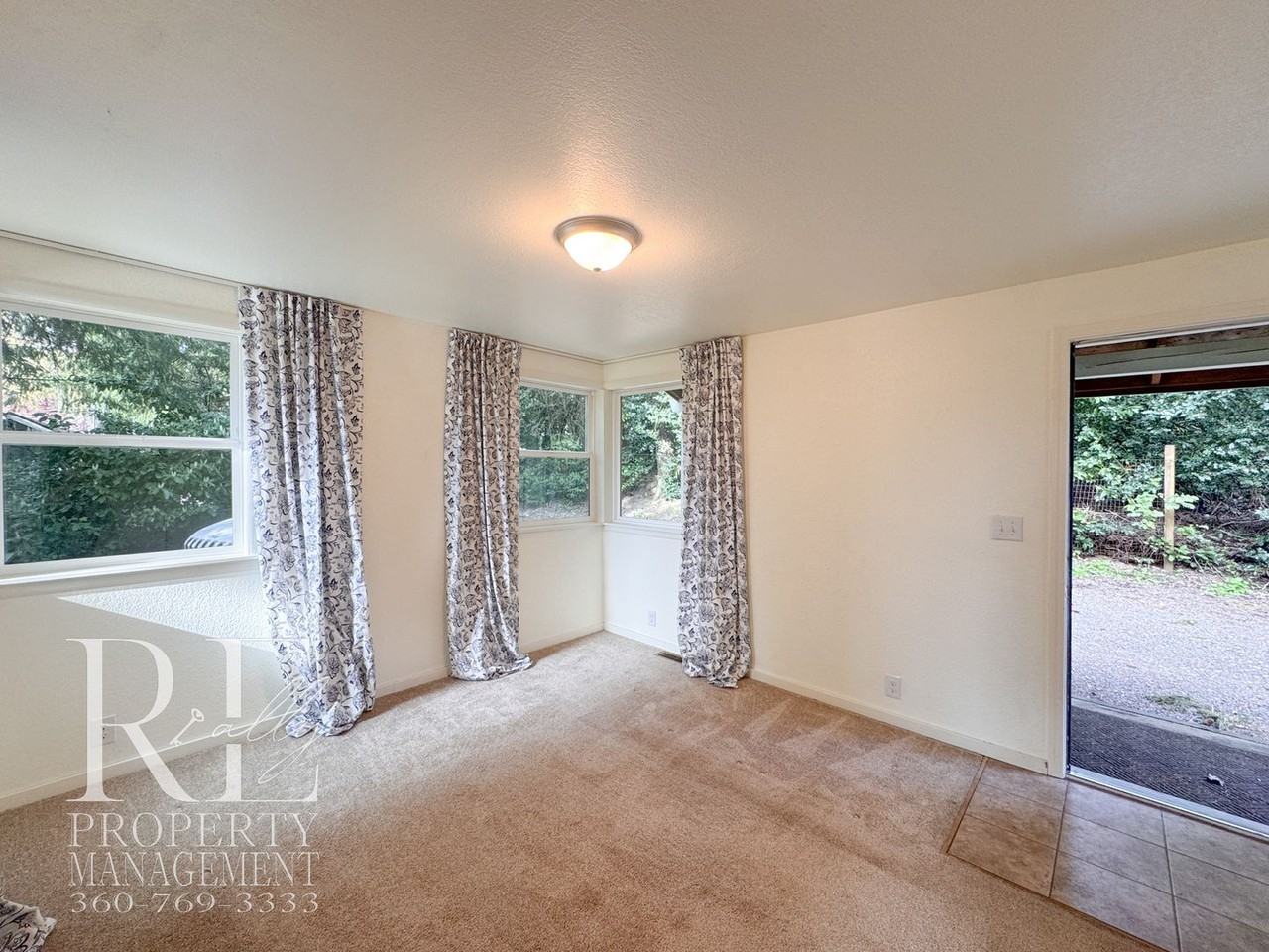 1823 Ne Rustic Ln - Photo 3 of 26