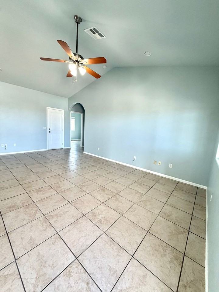 7419 Kellogg Ave - Photo 3 of 12