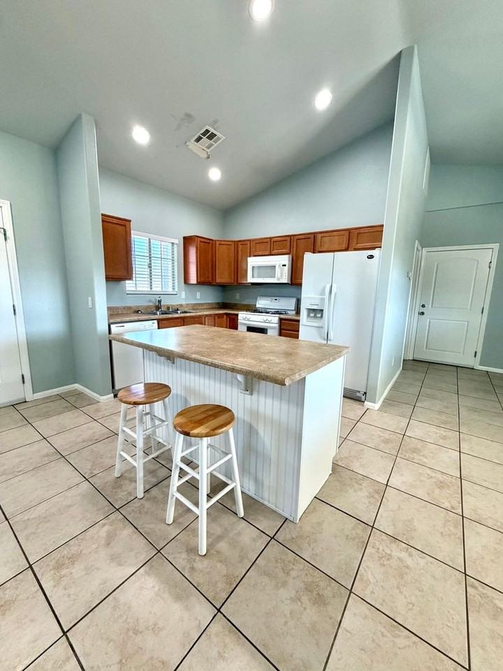 7419 Kellogg Ave - Photo 4 of 12