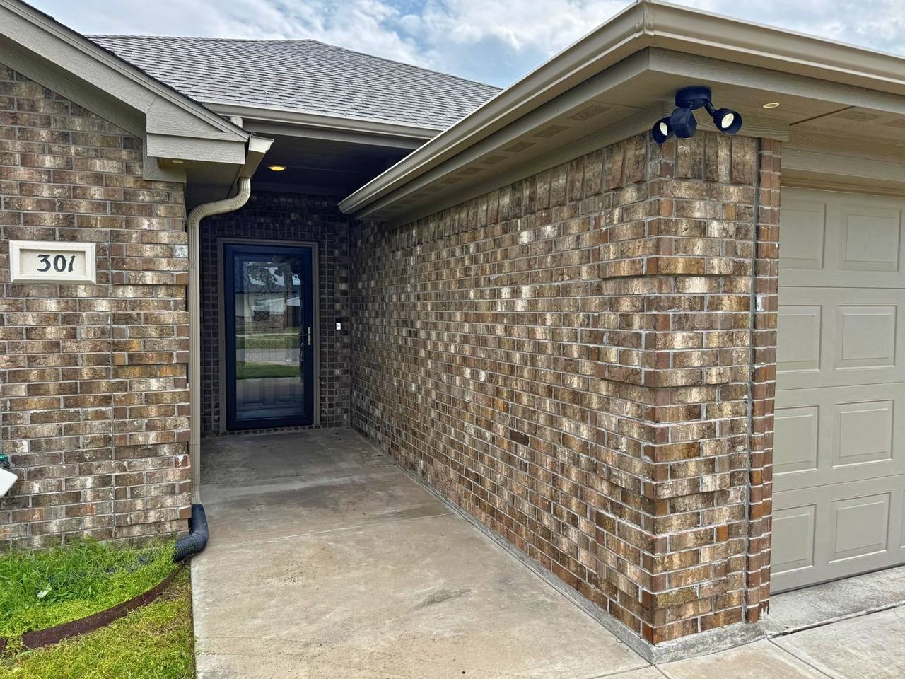 301 Mariners Way - Photo 2 of 39