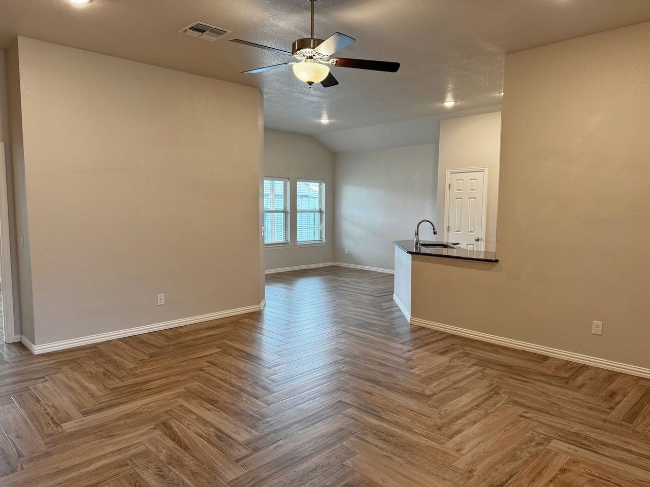 301 Mariners Way - Photo 5 of 39