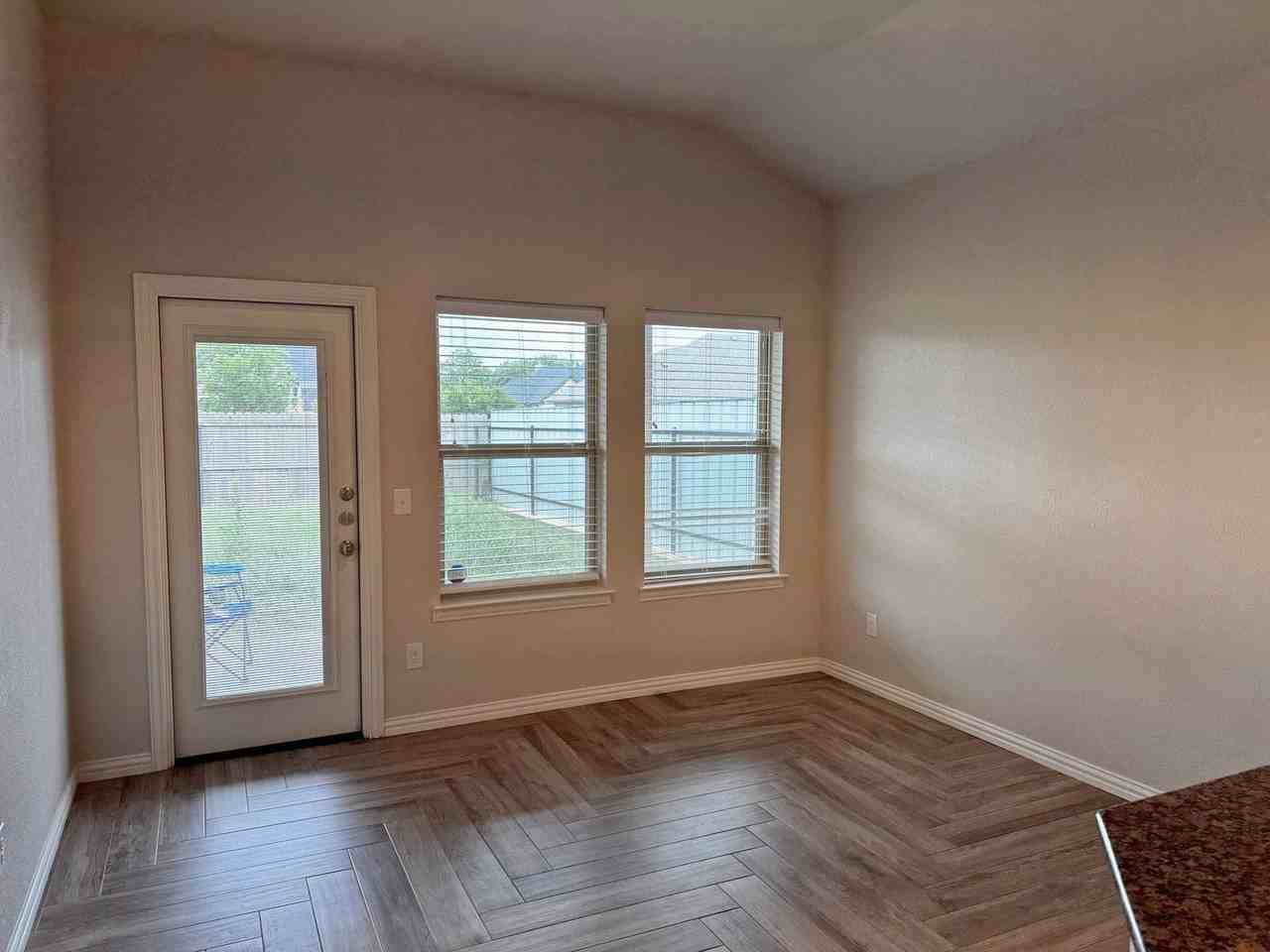 301 Mariners Way - Photo 7 of 39