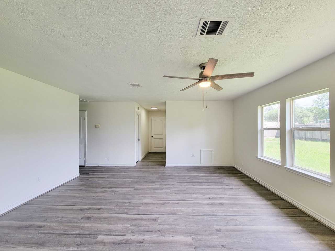 3304 Lincoln St - Photo 4 of 37