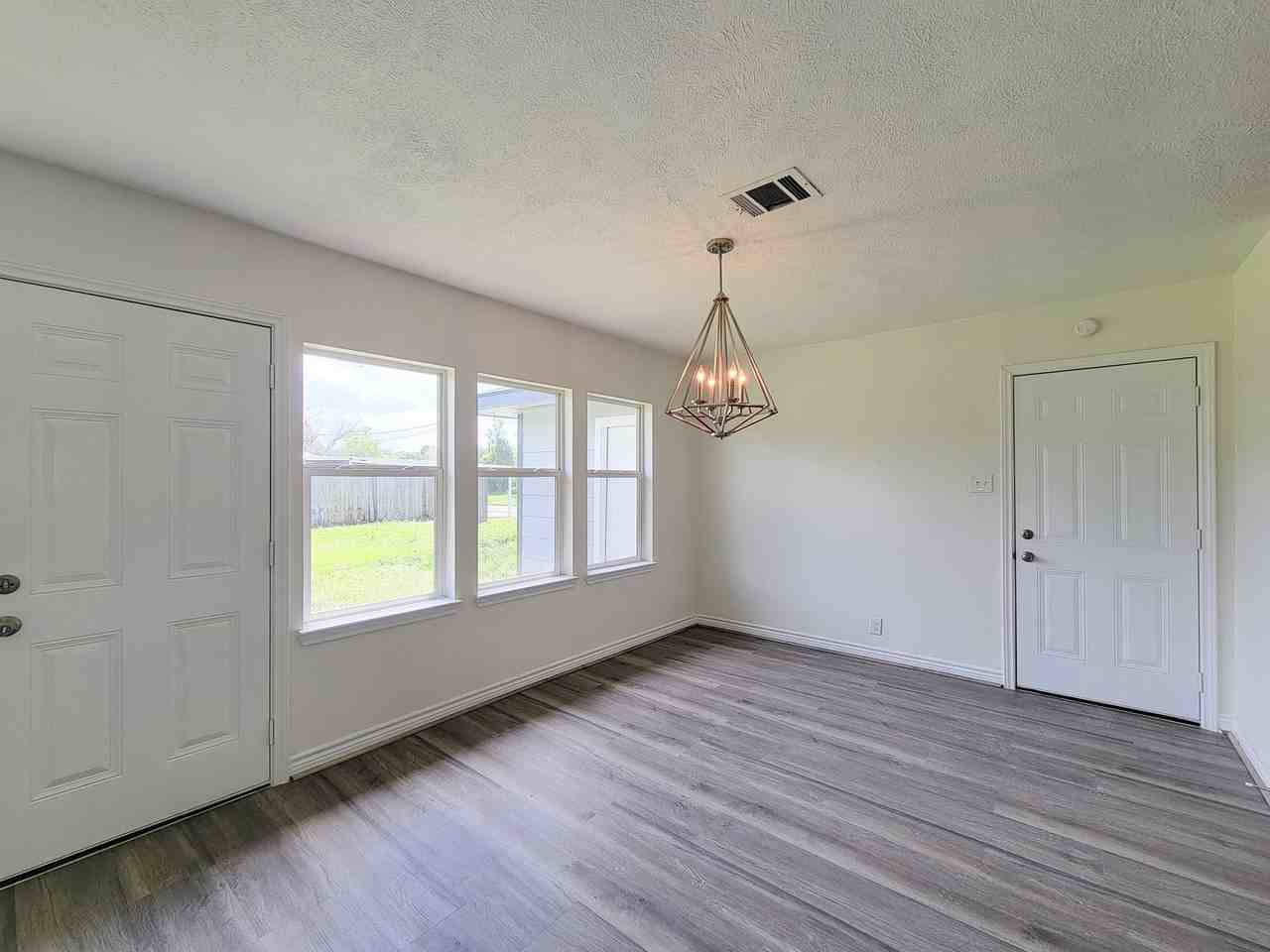 3304 Lincoln St - Photo 6 of 37