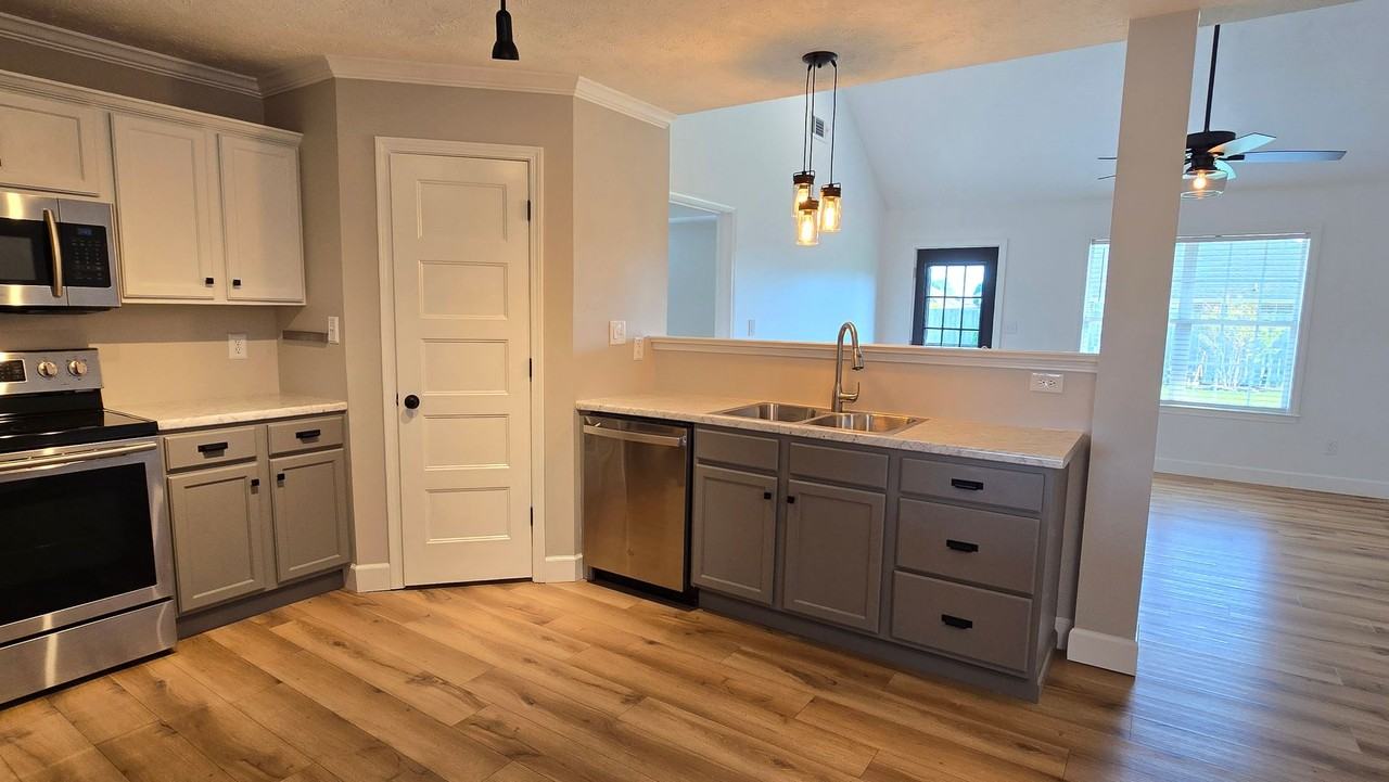 153 Julius Cv - Photo 4 of 30