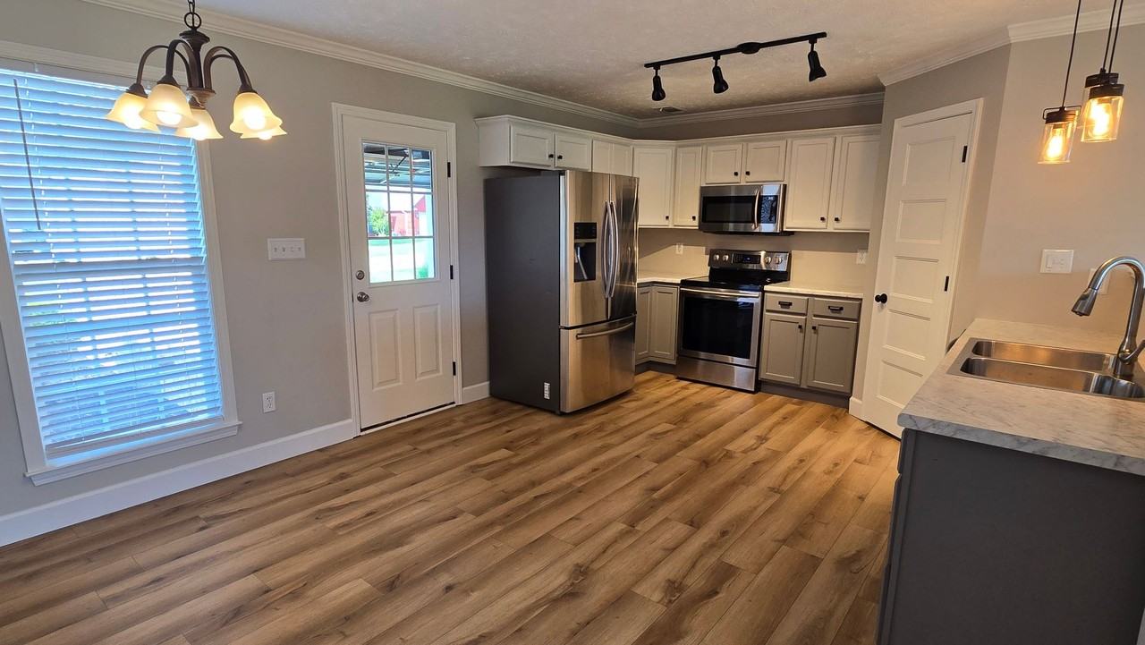 153 Julius Cv - Photo 5 of 30