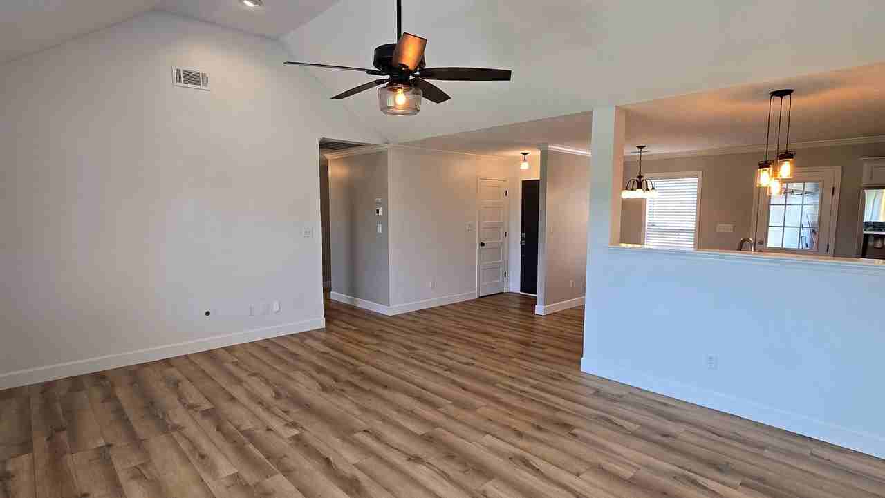 153 Julius Cv - Photo 7 of 30