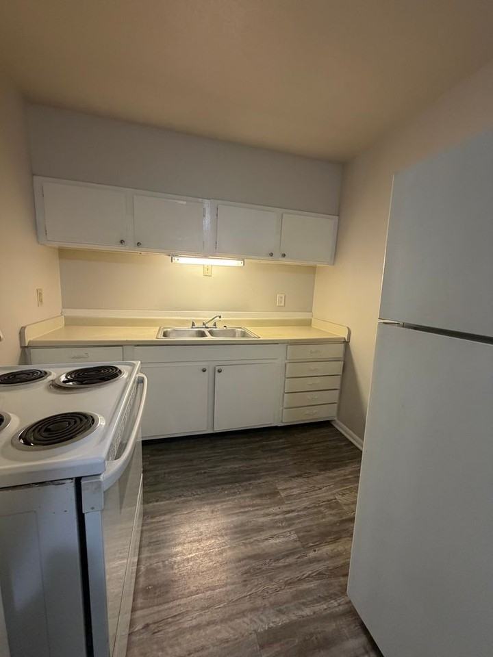 421 Poplar Level Ct #402 - Photo 3 of 10