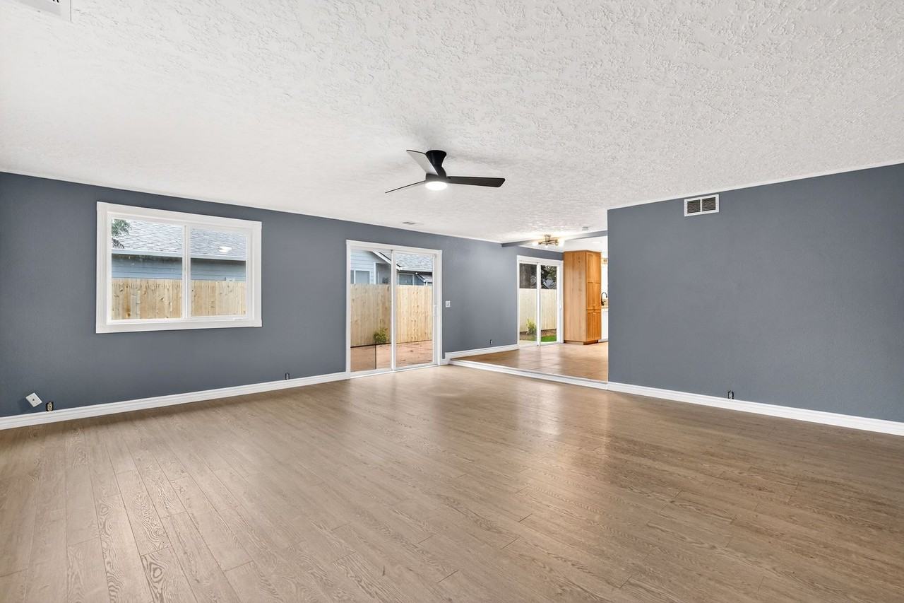 8808 Ne 33rd St - Photo 4 of 7