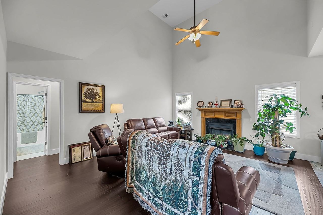 8725 Evangeline Dr - Photo 3 of 47