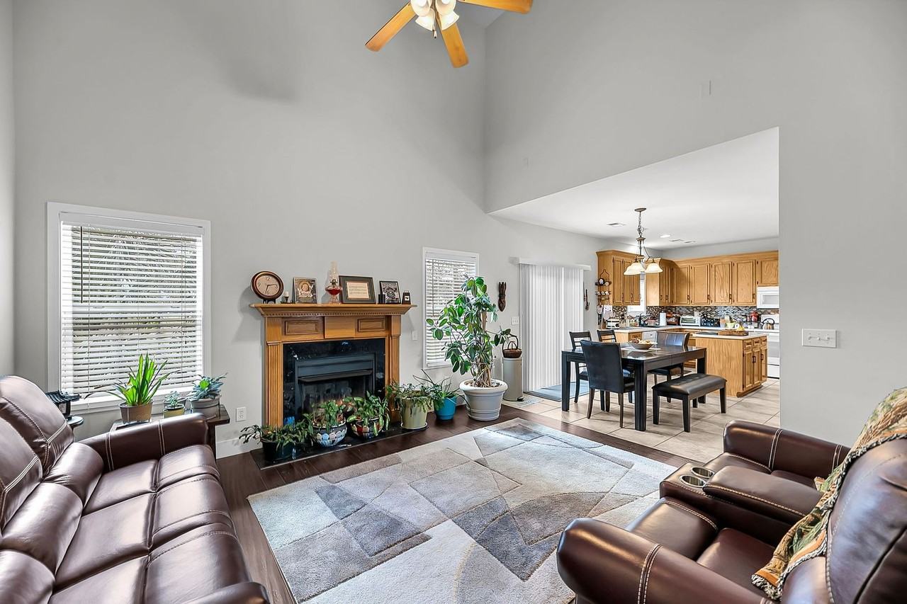 8725 Evangeline Dr - Photo 4 of 47