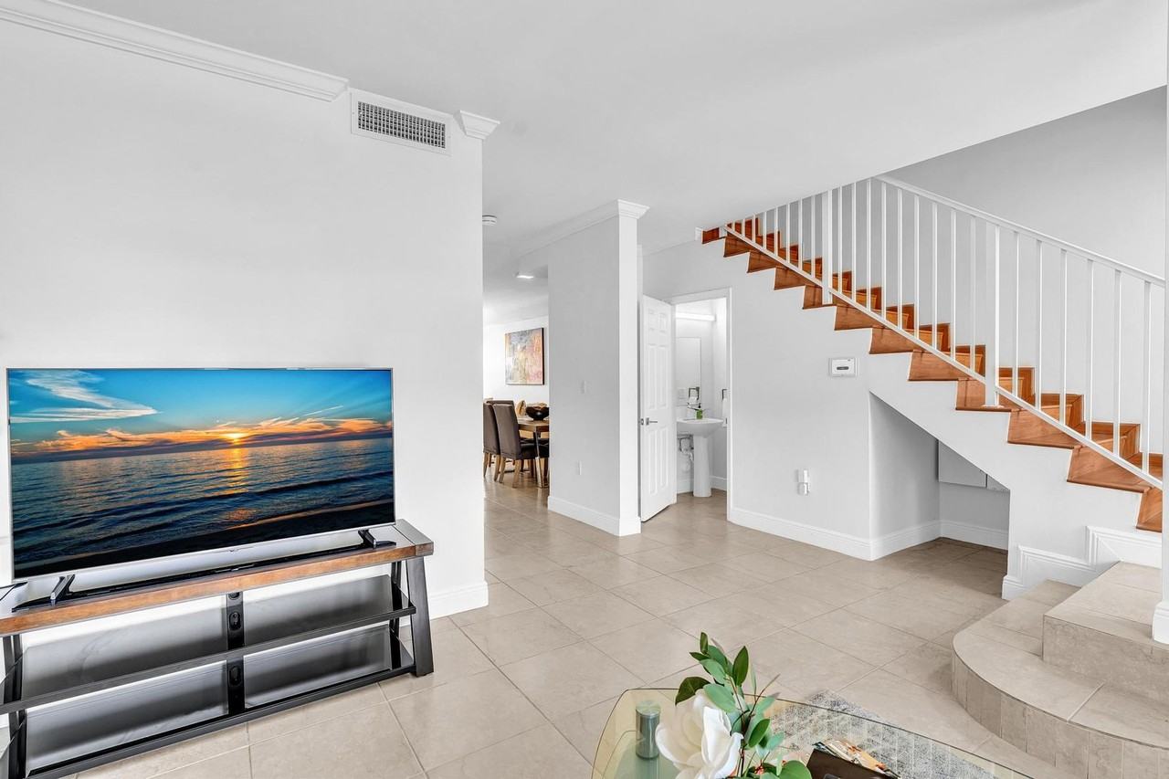 1712 Mayo St - Photo 5 of 35