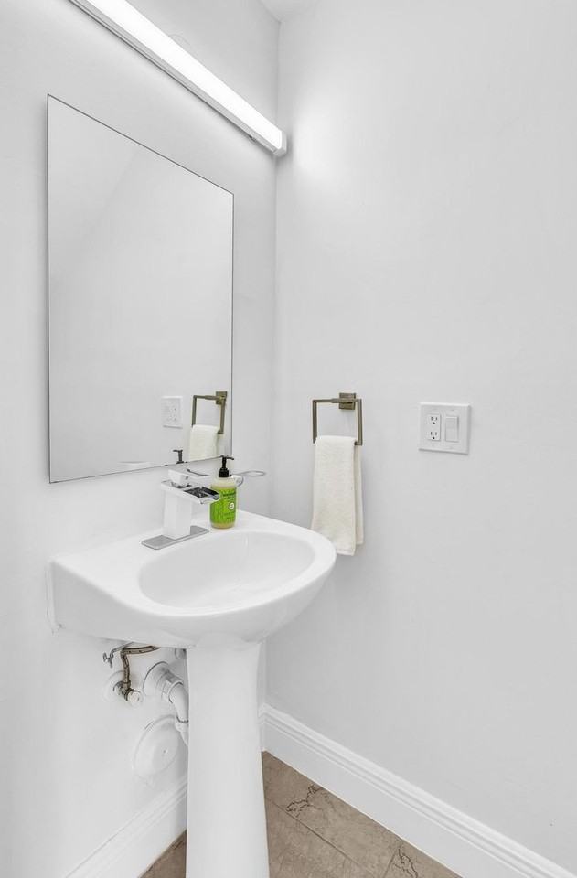 1712 Mayo St - Photo 6 of 35