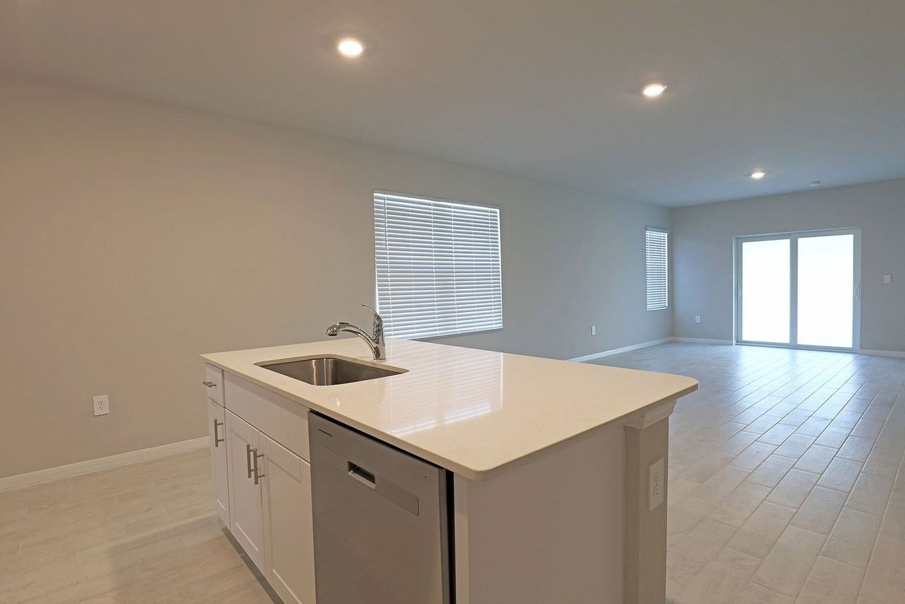 1156 Brooklands Dr - Photo 3 of 18