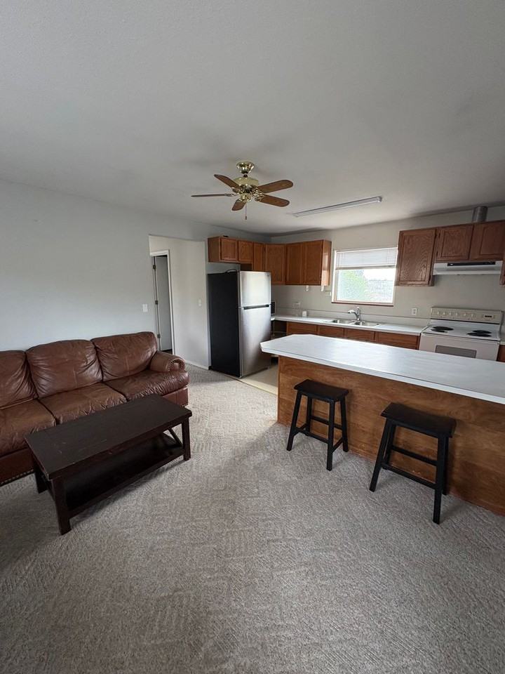 1407 D St Sw - Photo 3 of 8