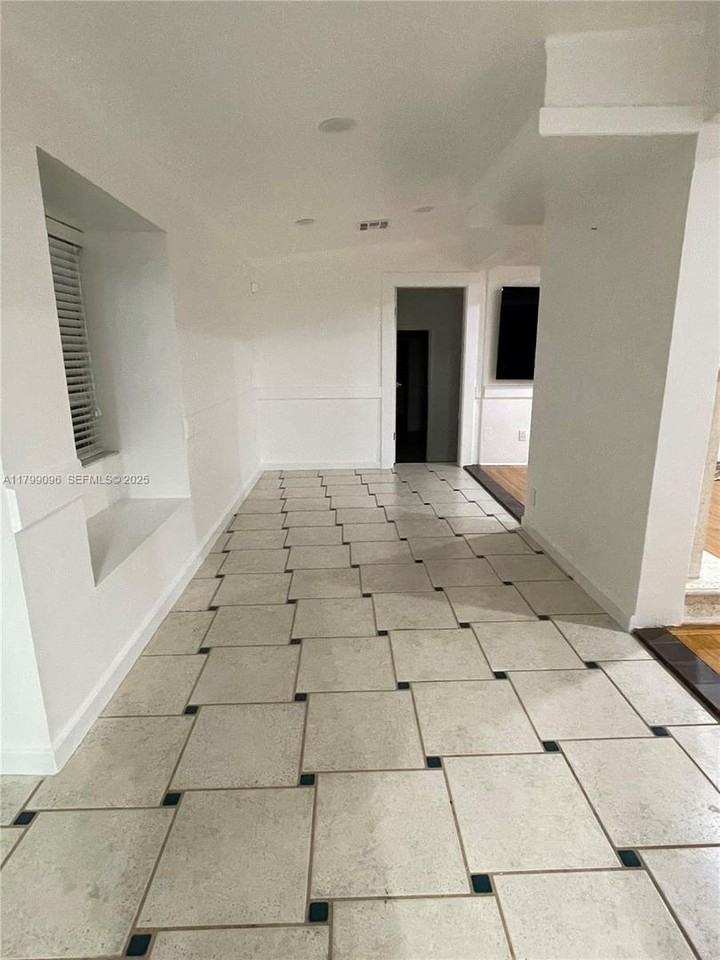 63 Nw 51st Ave - Photo 7 of 20