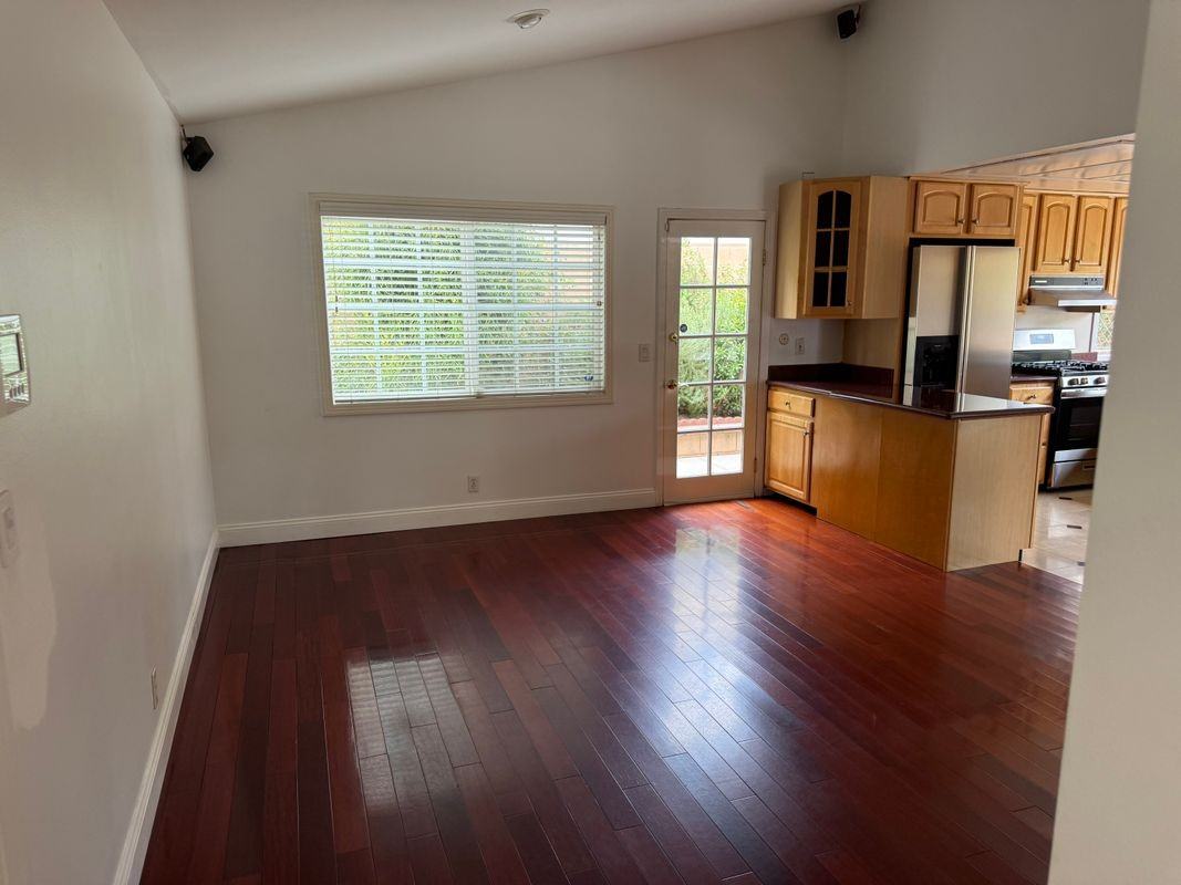 10116 Viking Ave - Photo 3 of 4