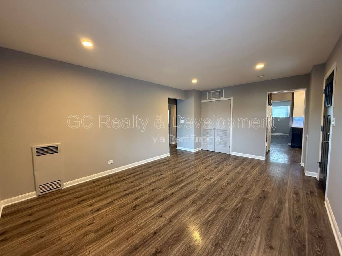 829 S Monroe St - Photo 3 of 9