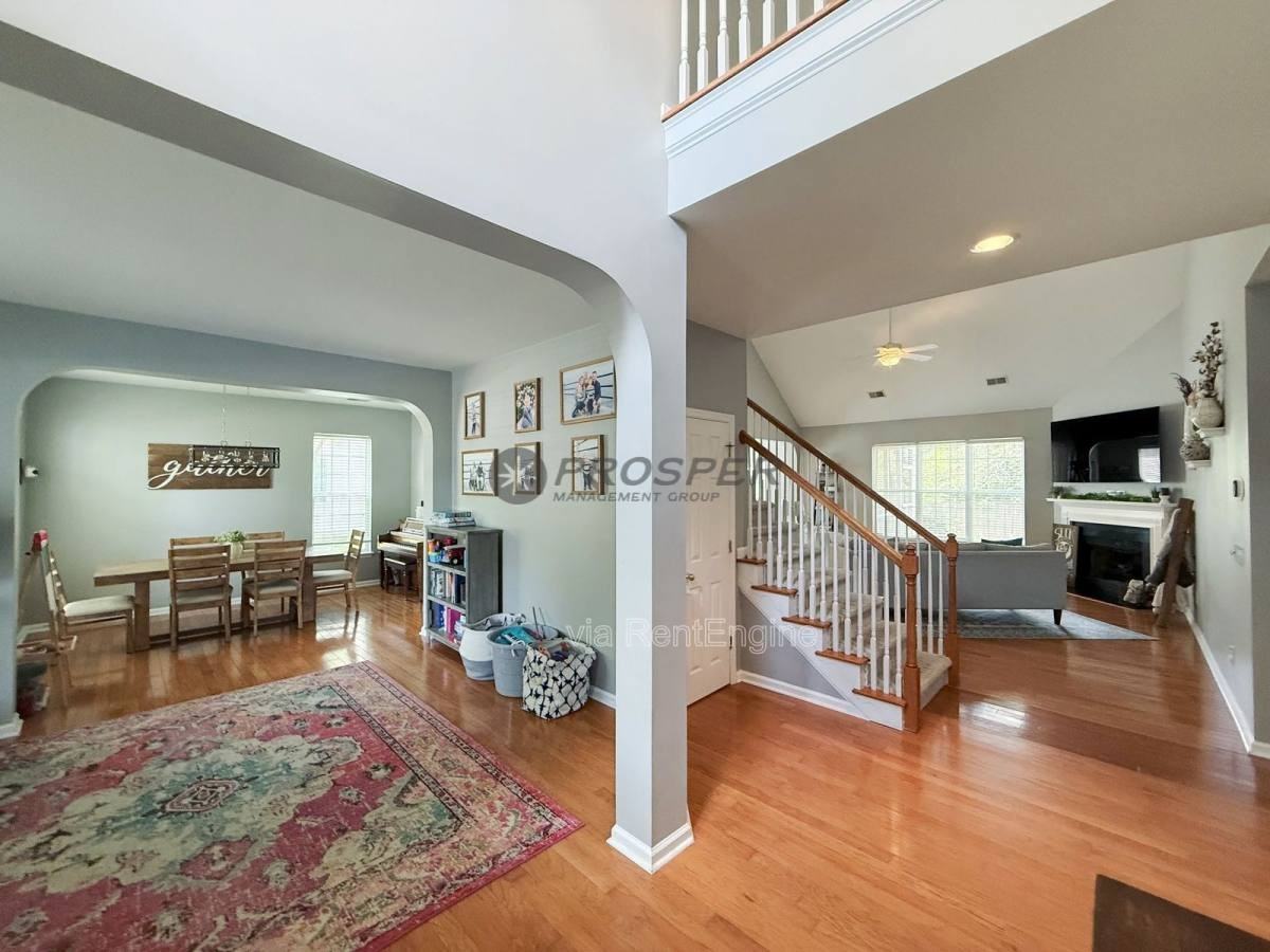 833 Paran Oaks Dr - Photo 2 of 10