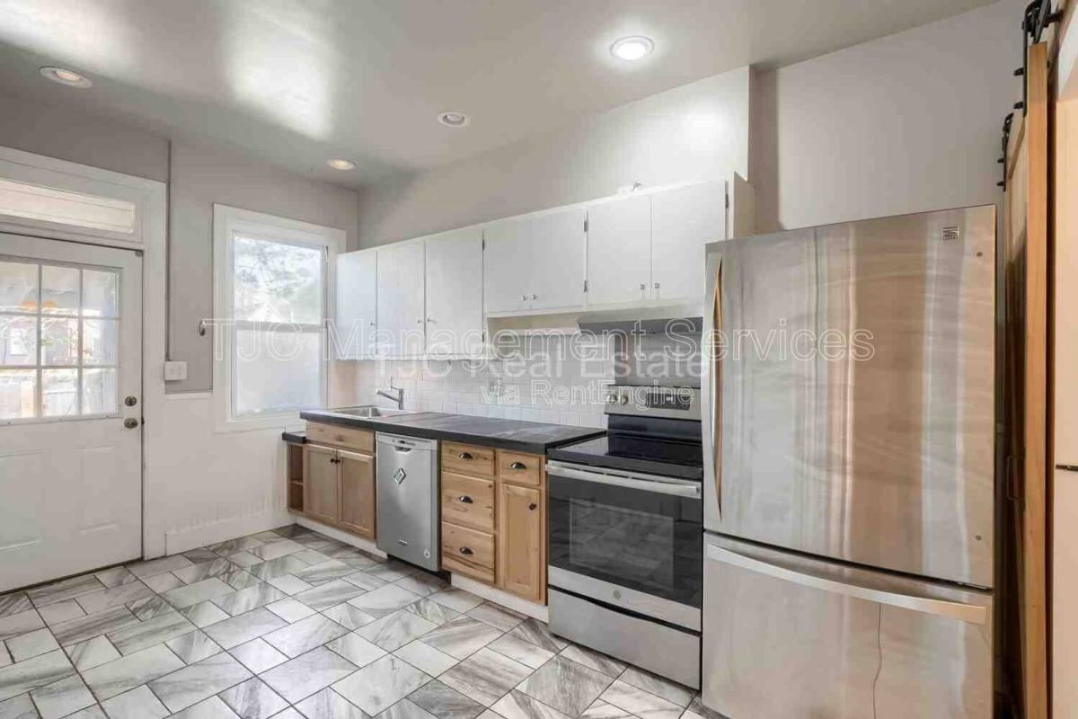 460 S Lincoln St #460 - Photo 3 of 8