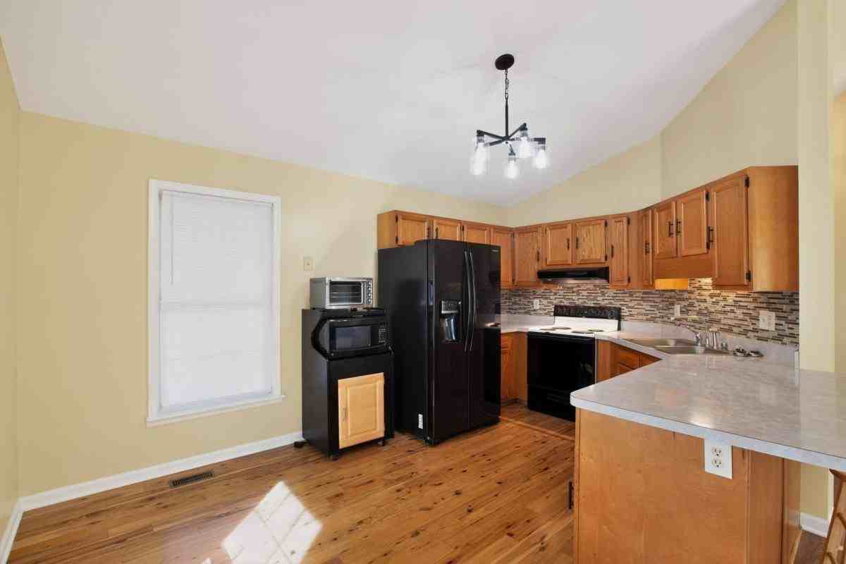 15980 Crowfoot Ct - Photo 2 of 10
