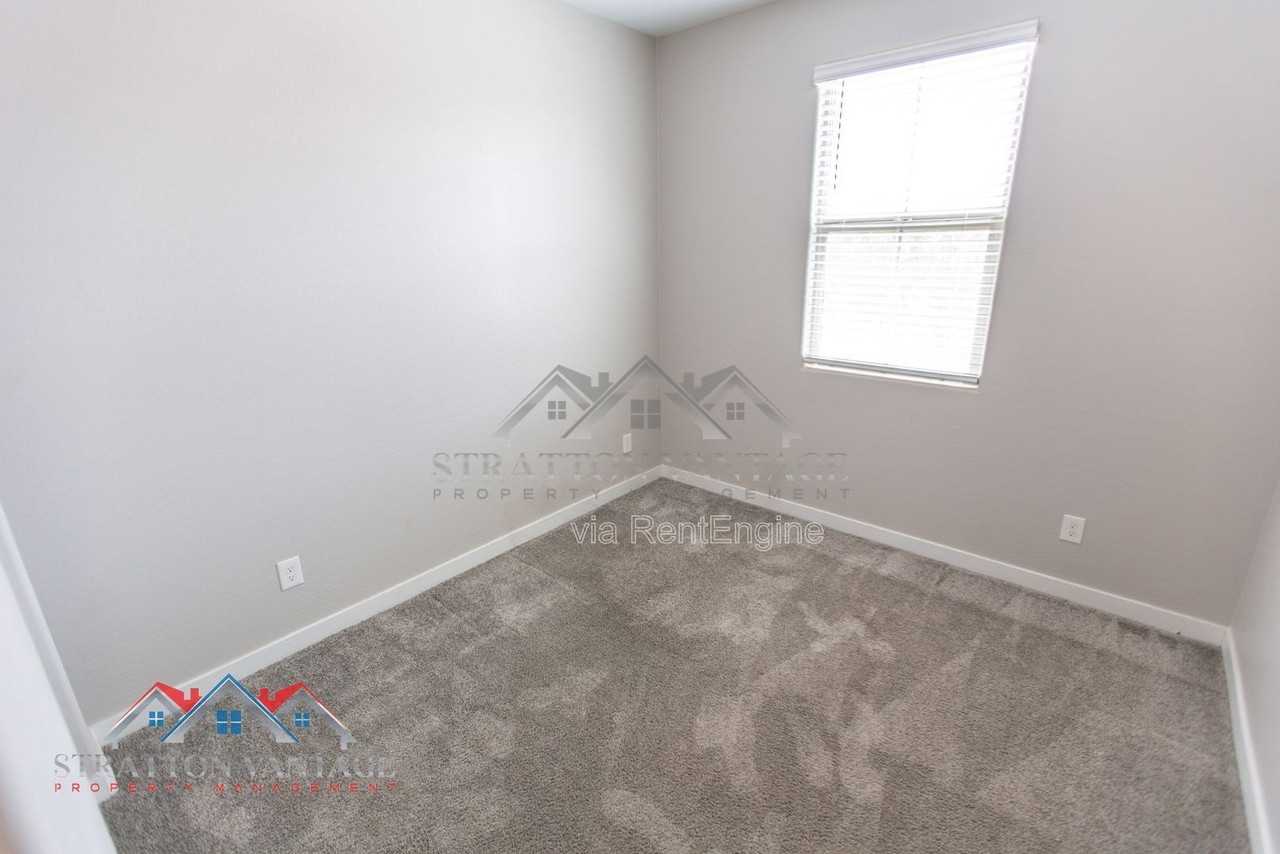 7616 W Raymond St - Photo 7 of 50