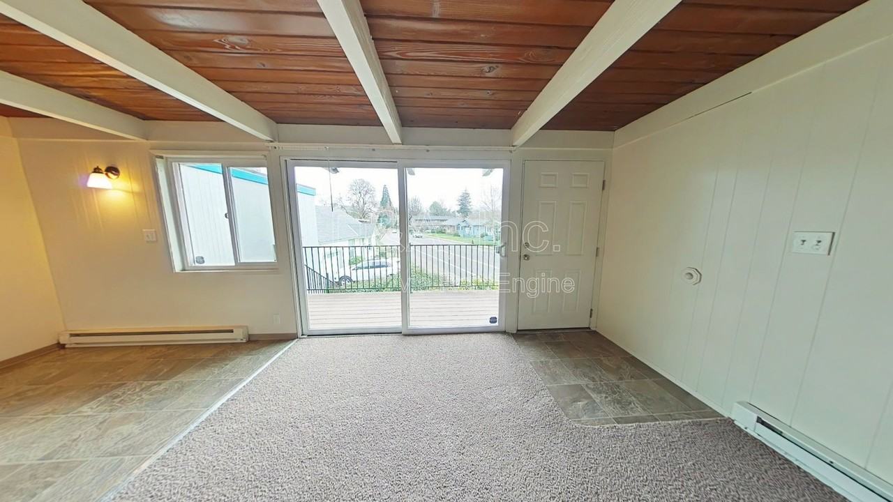 355 Nw Kings Blvd - Photo 2 of 8