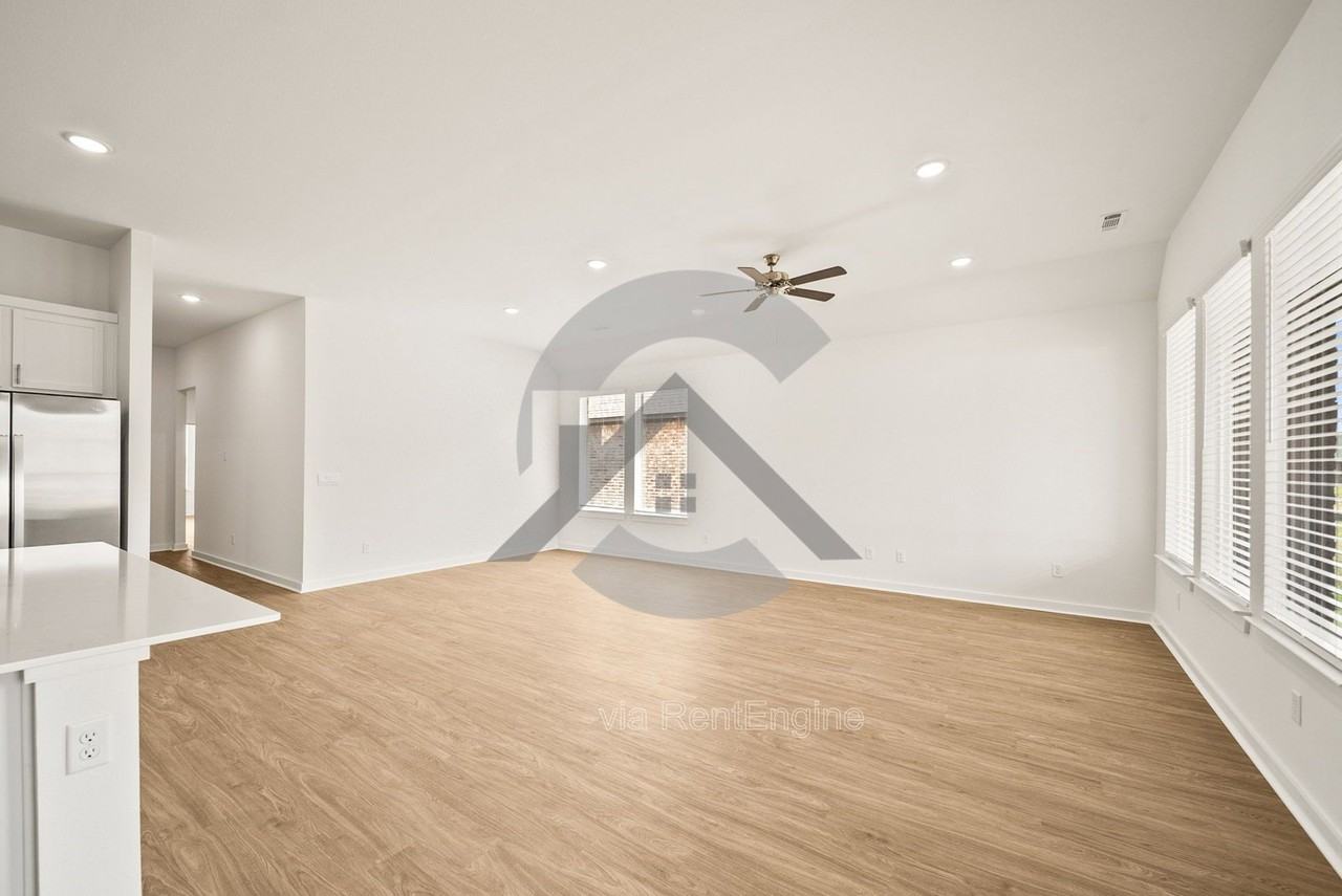 621 Riley Ln - Photo 4 of 20