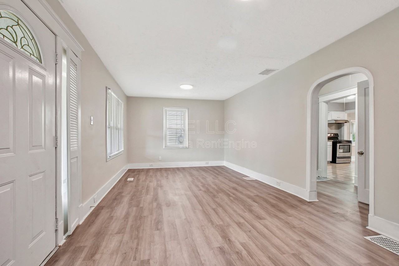 913 Denmark St - Photo 2 of 13