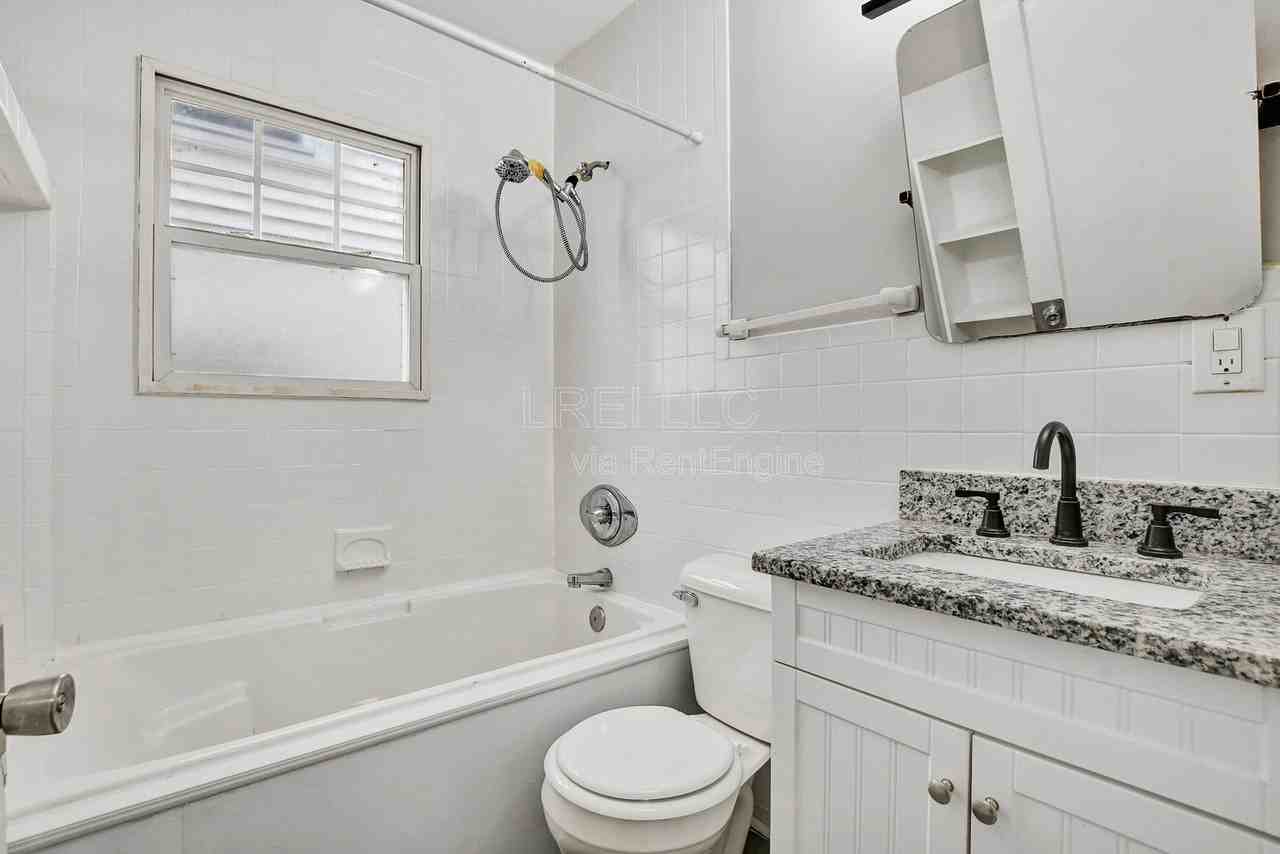 913 Denmark St - Photo 3 of 13