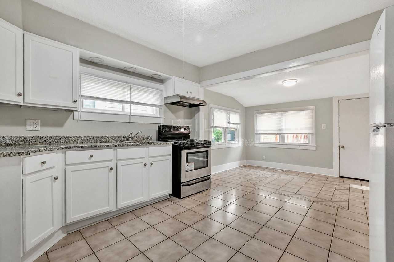 913 Denmark St - Photo 4 of 13