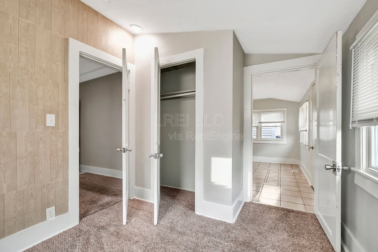 913 Denmark St - Photo 5 of 13