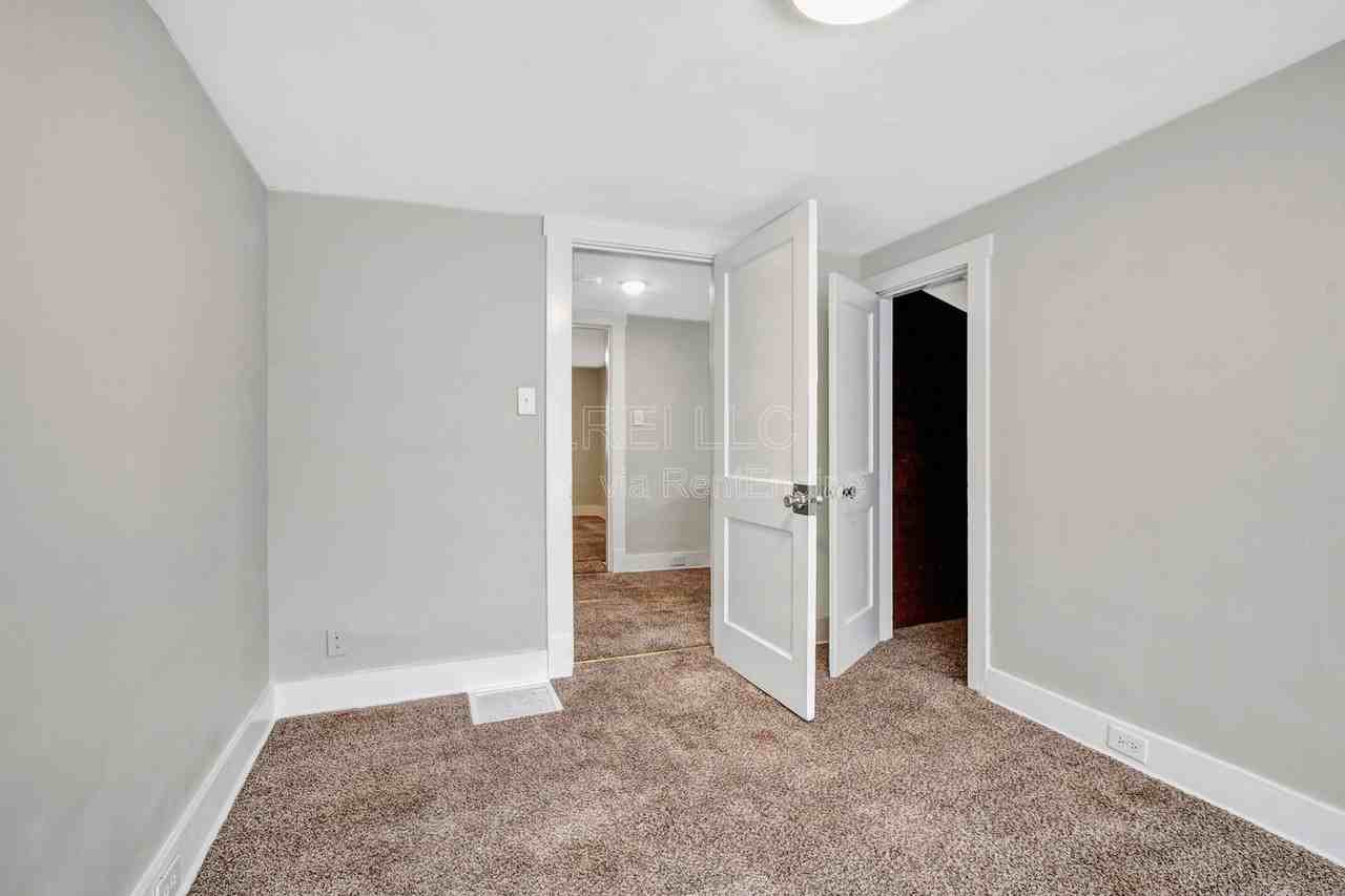 913 Denmark St - Photo 7 of 13