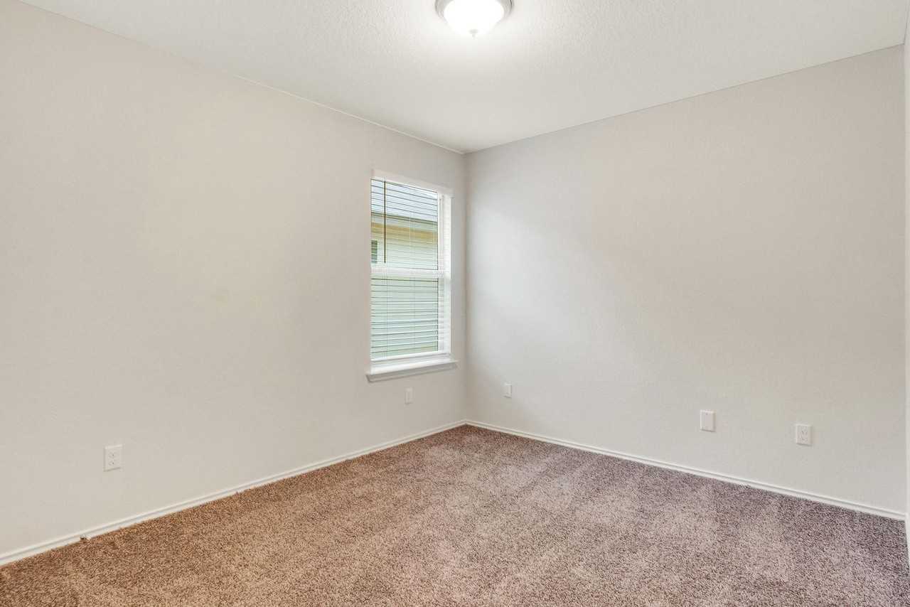 117 Nathaniel Dr - Photo 4 of 50
