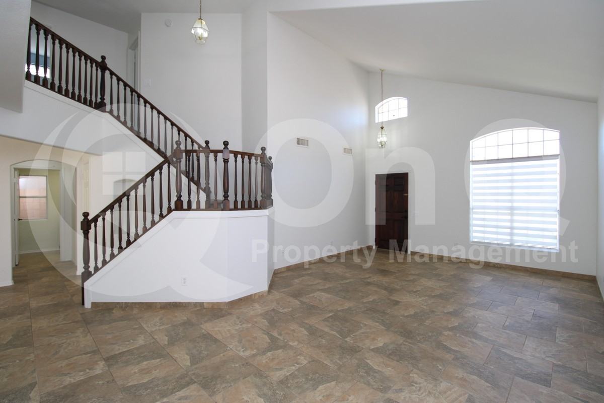 137 W Leah Ct - Photo 3 of 25