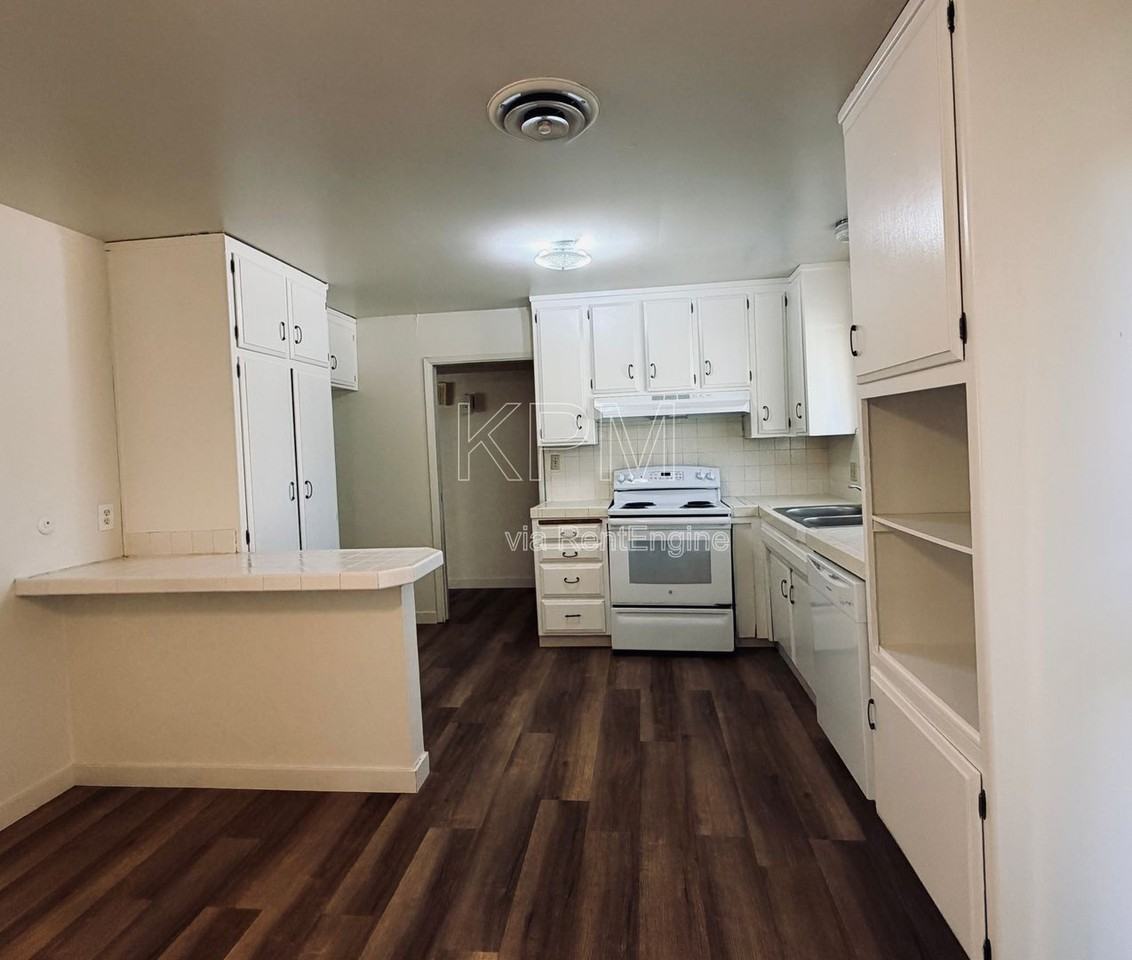 8446 N El Dorado St - Photo 4 of 21